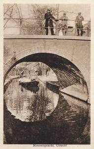 1122 Gezicht op de Nieuwegracht te Utrecht met op de voorgrond de Paulusbrug.